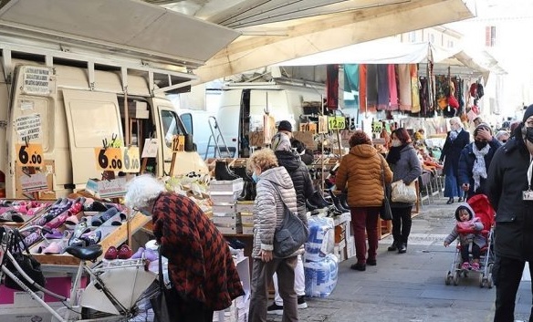 Sapri, blocco degli autotrasportatori: stop alla raccolta dei rifiuti e al mercato settimanale