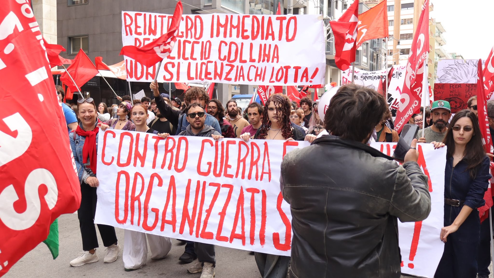 Salerno, migliaia ieri in corteo contro carovita e riarmo: Fronte della gioventù comunista in prima linea