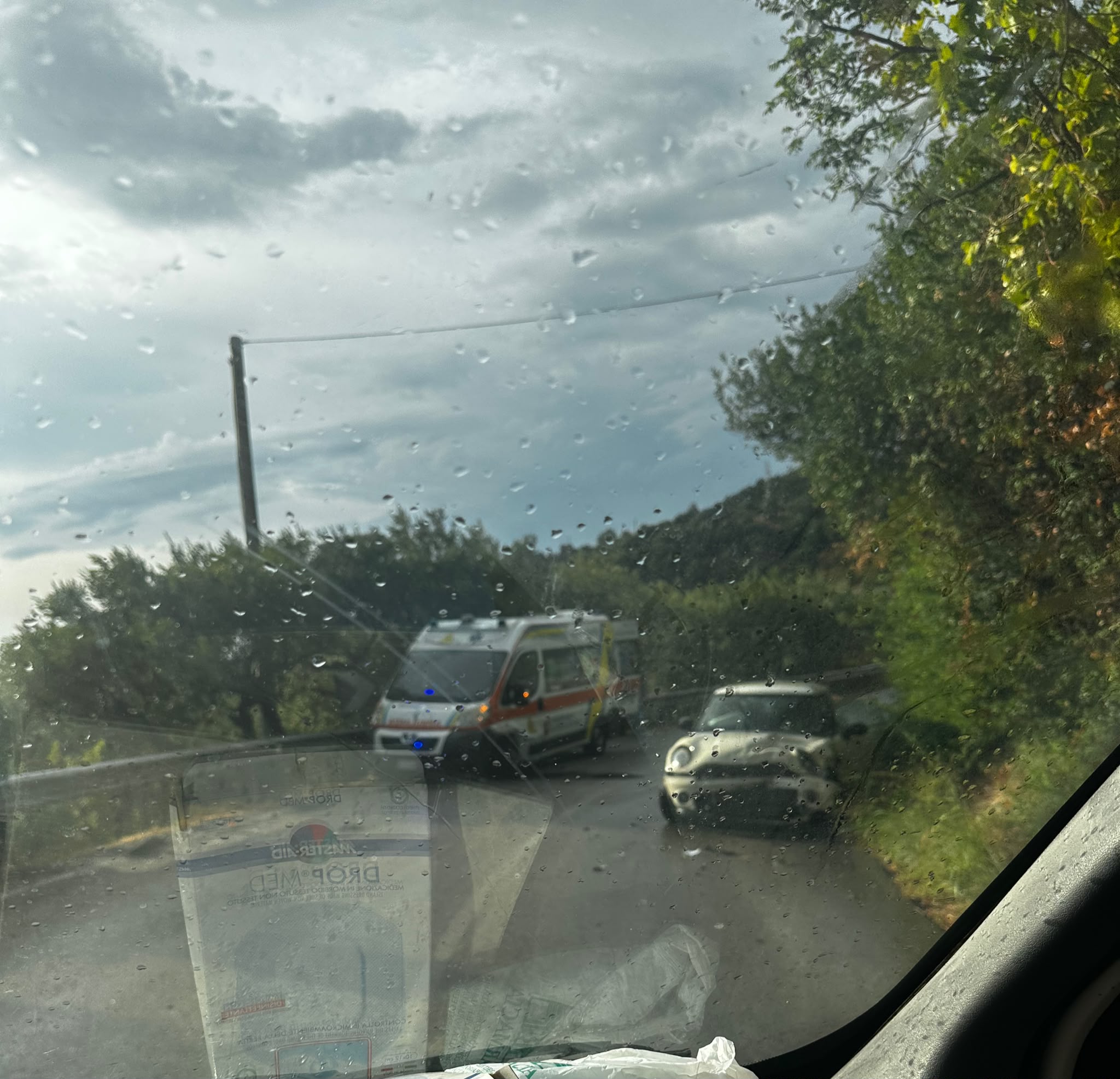 Frontale tra un’ambulanza e un’auto lungo la strada tra Pioppi e Acciaroli