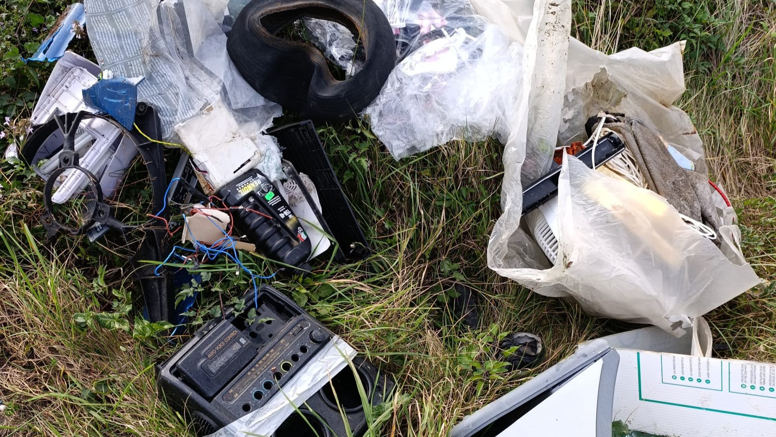 Padula, pneumatici e plastica abbandonati: la Guardia agroforestale chiede interventi urgenti