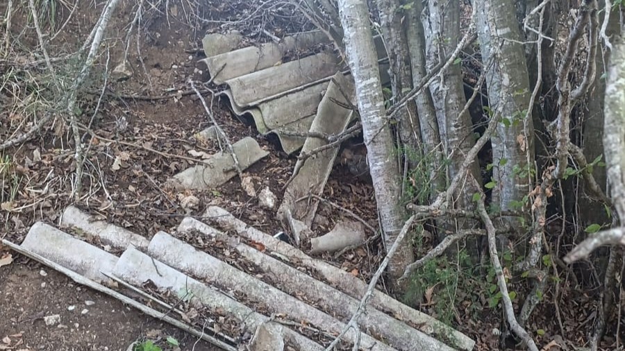 Ricigliano, rinvenuti eternit e rifiuti abbandonati: denunciato presunto caso di inquinamento ambientale