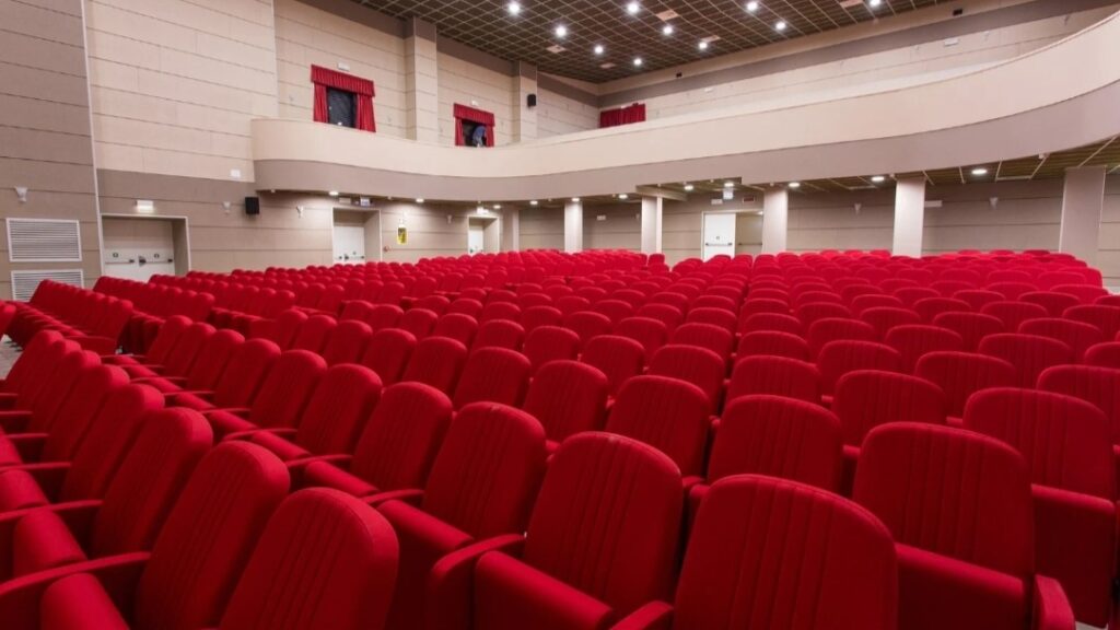 Sapri, nuova era per il cineteatro Ferrari: sei spettacoli teatrali e grandi nomi in cartellone
