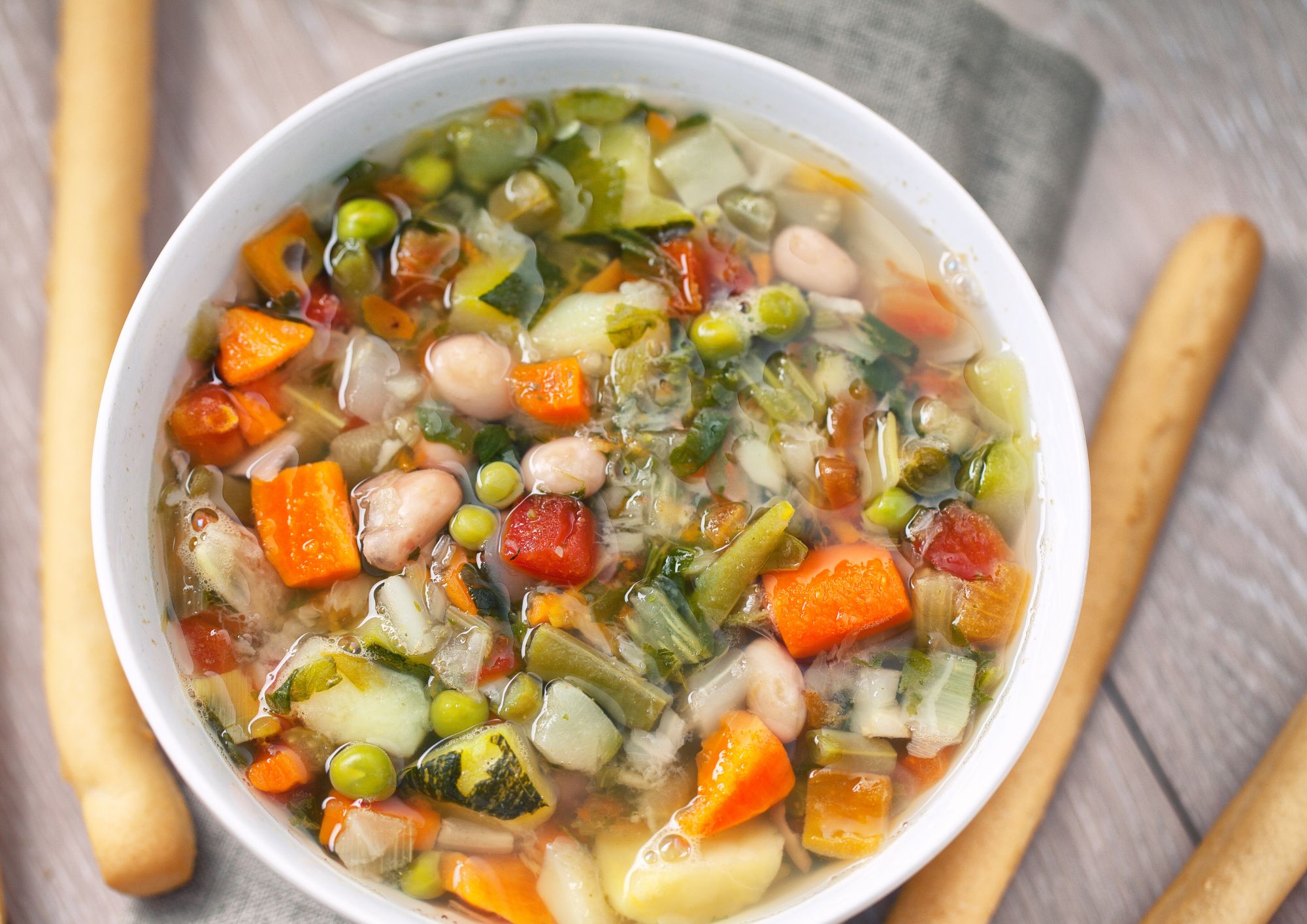 Cucina, il minestrone svuotafrigo fatto in casa: la ricetta golosa per recuperare le verdure