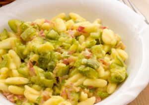 Cosa cucinare stasera per cena: la ricetta della pasta cremosa con zucchine e pancetta, pronta in 25 minuti