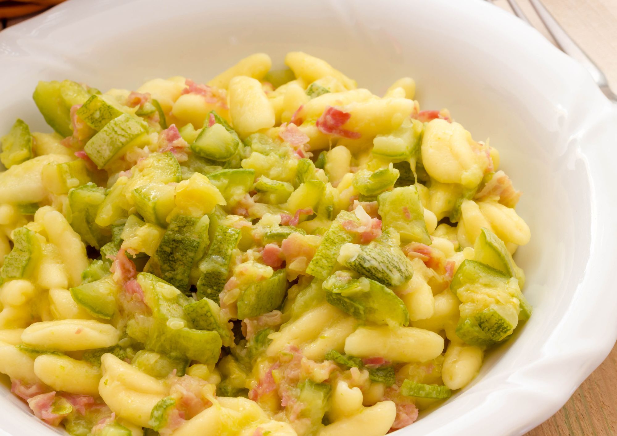 Cosa cucinare stasera per cena: la ricetta della pasta cremosa con zucchine e pancetta, pronta in 25 minuti