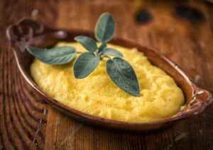 Polenta, il piatto della tradizione che unisce l’Italia: dalle versioni classiche alle ricette regionali