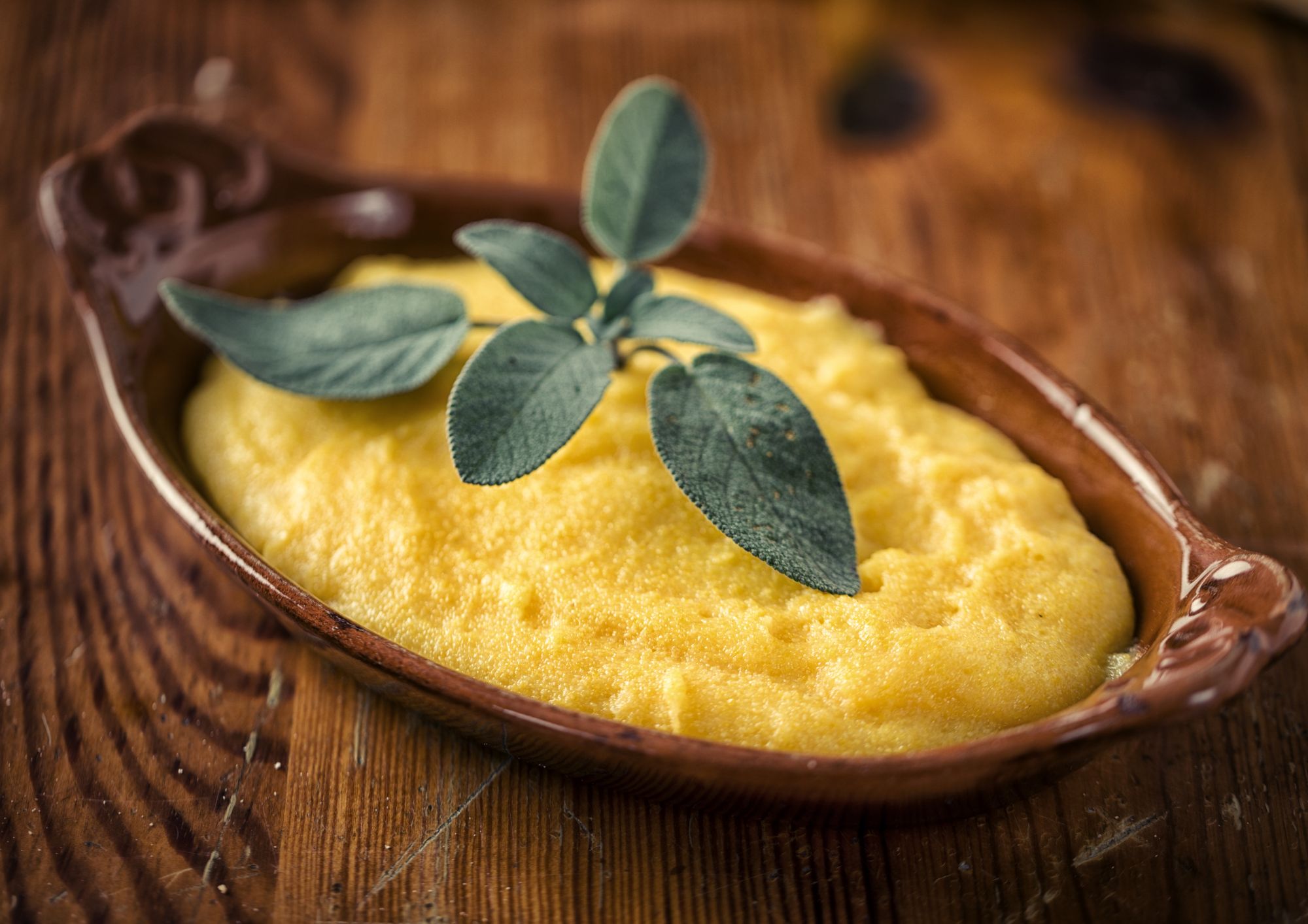 Polenta, il piatto della tradizione che unisce l’Italia: dalle versioni classiche alle ricette regionali