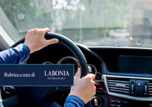 Guidare l’auto di un amico per più di 30 giorni: la legge che pochi conoscono e che fa discutere