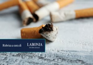 Il vicino continua a gettare mozziconi di sigarette sul mio balcone: cosa posso fare?