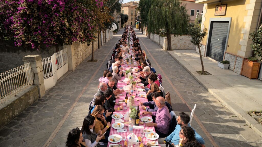 Pollica celebra la Dieta mediterranea: il 15 novembre torna la Tavolata del Cilento ad Acciaroli