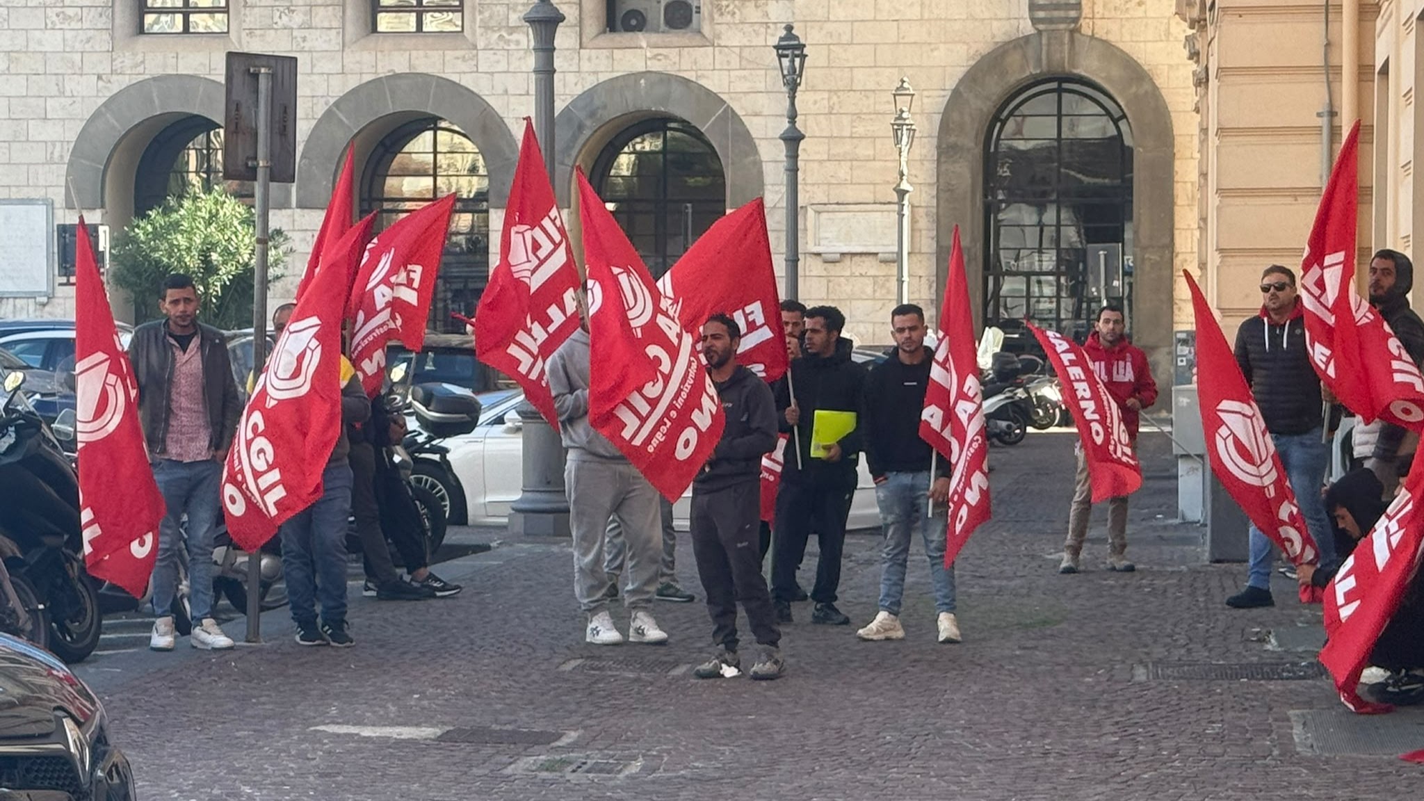AV, lavoratori egiziani in presidio: «Primi passi sugli arretrati, la priorità resta il ritorno al lavoro»