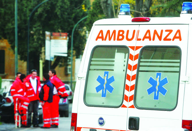 Salerno, operaio investito da un’auto in un cantiere: è grave