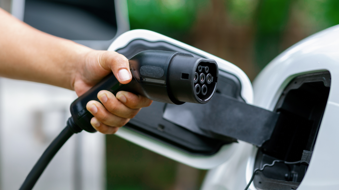 Caro carburanti: ecco quanto si può risparmiare con le auto elettriche