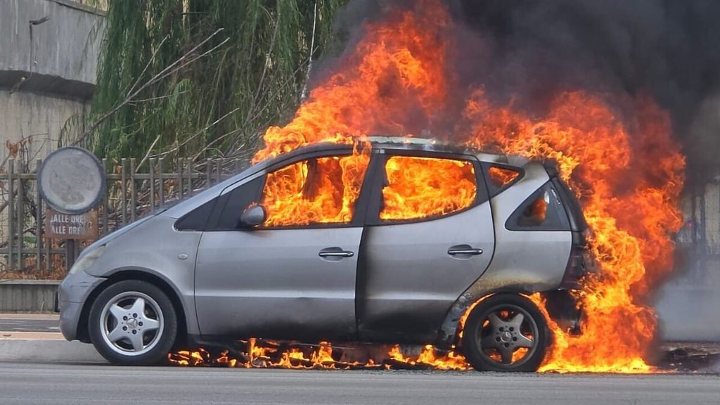 Eboli, auto distrutta dalle fiamme nella notte al rione Molinello