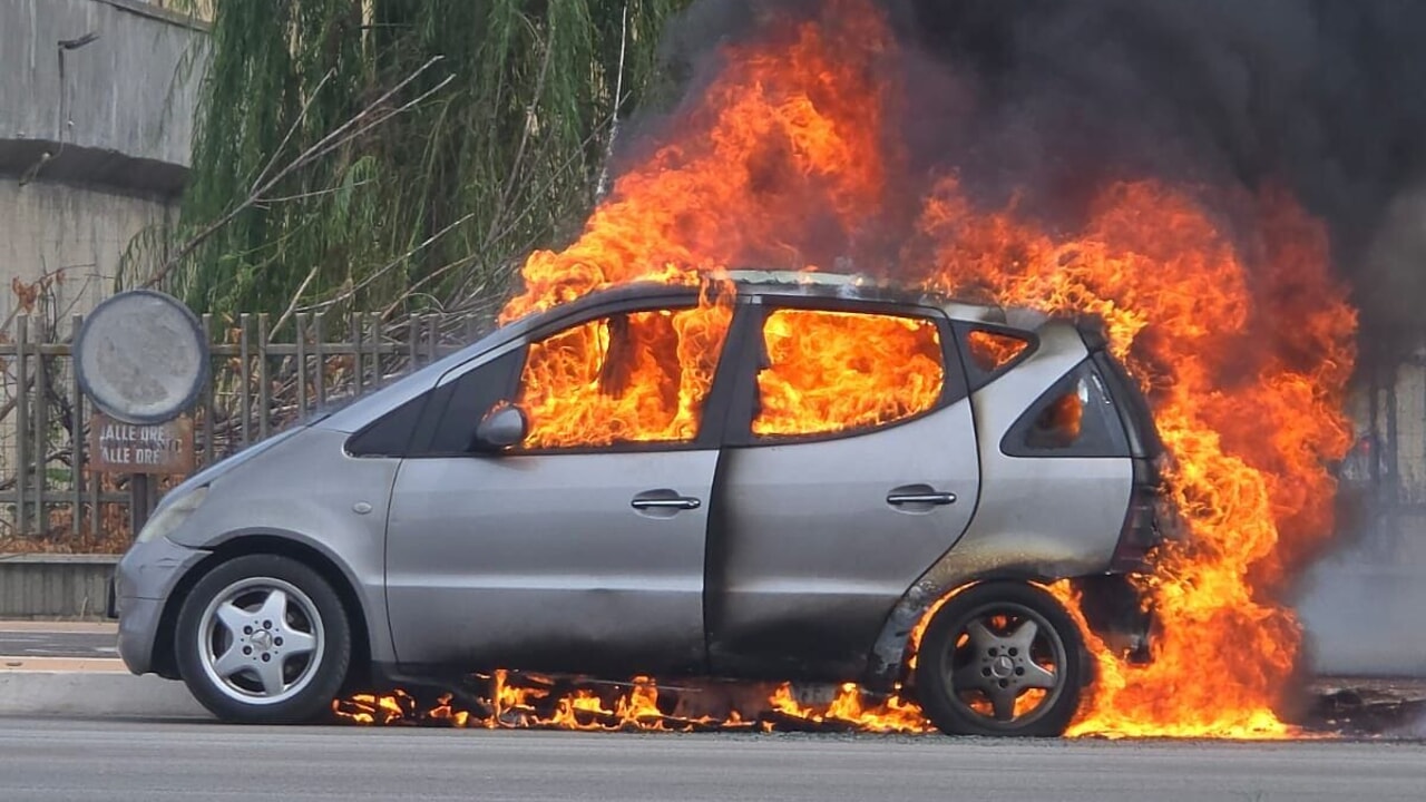 Eboli, auto distrutta dalle fiamme nella notte al rione Molinello