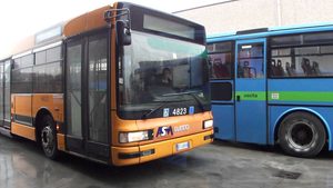 Caro carburante, si fermano bus e treni: tutte le linee sospese