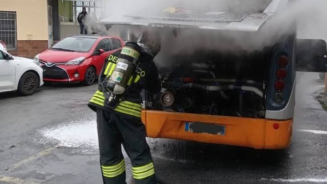 Linea Battipaglia-Altavilla, principio d’incendio sul bus 32: scatta la denuncia