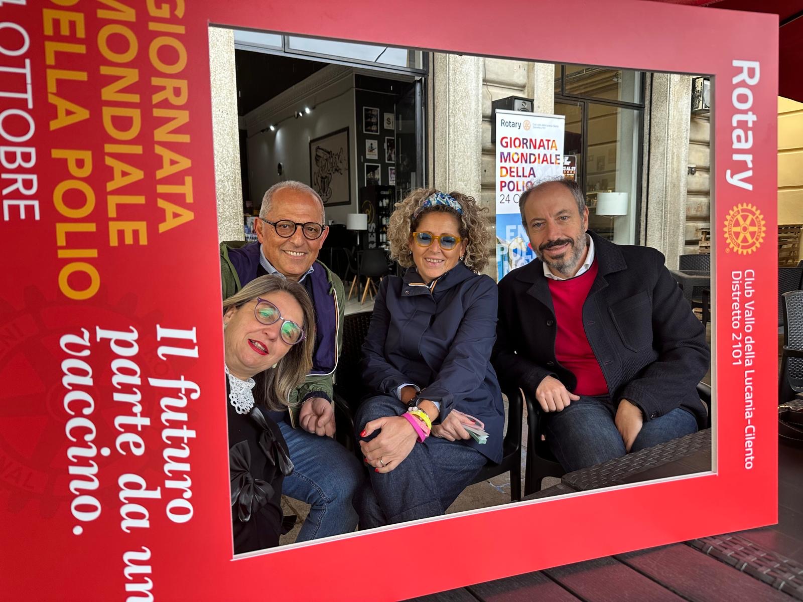 Vallo della Lucania, il municipio si illumina contro la poliomelite: il Rotary porta la solidarietà in piazza