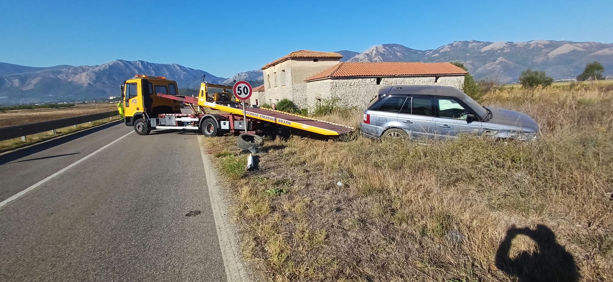 Suv fuori strada tra San Pietro al Tanagro e Atena Lucana, nessun ferito grave