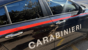 Aggressione all’alba a Capaccio Paestum: uomo ferito alle gambe, bruciata un’auto