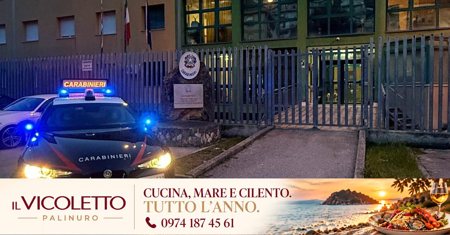 Vetture davanti alla caserma dei Carabinieri nella fotografia di corredo del Giornale del Cilento