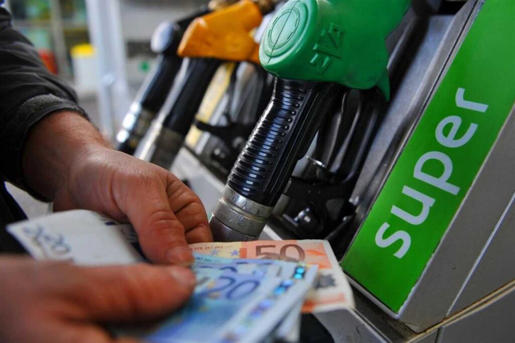 Golfo di Policastro, ripartono i rifornimenti: torna il carburante, lunghe code