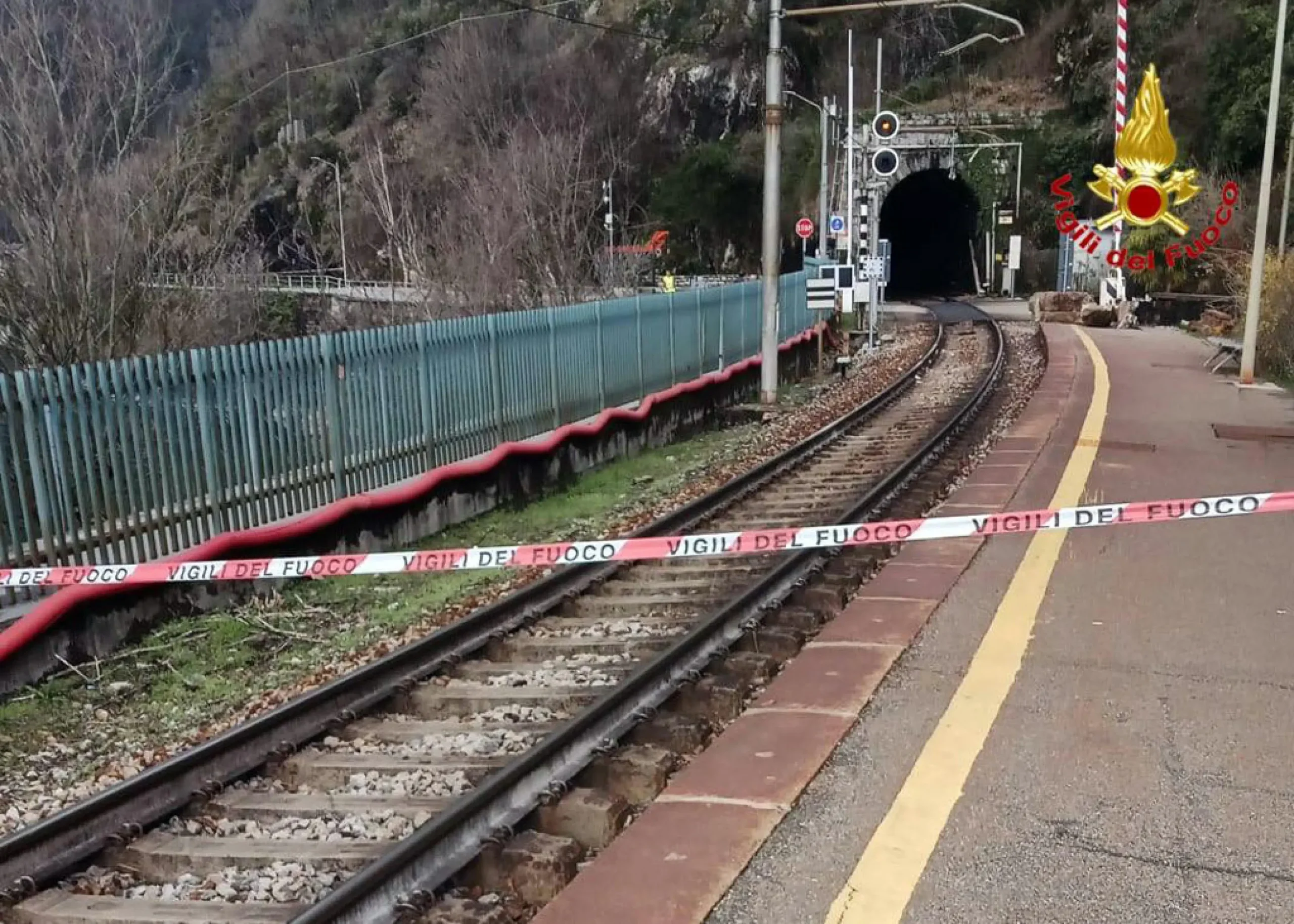Frana sulla ferrovia Salerno-Nocera: treni sospesi e bus attivi