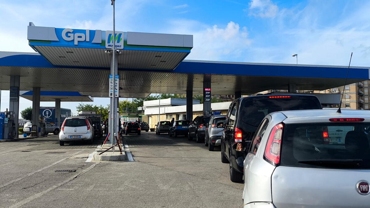 Protesta carburanti a Salerno, presidi rimossi ma restano le code
