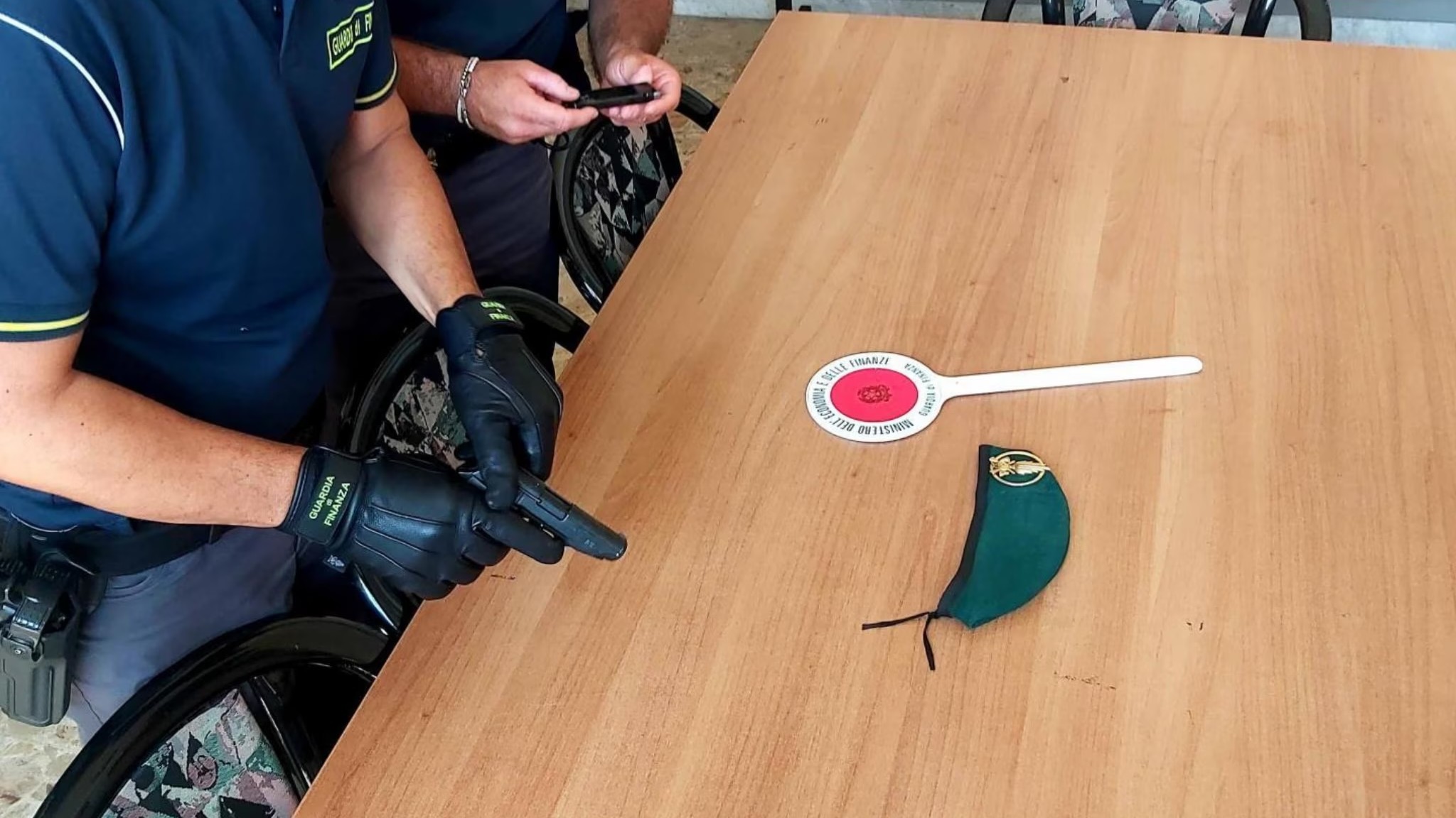 Salerno, finanziere ferì la madre con la pistola: il Tar annulla il divieto