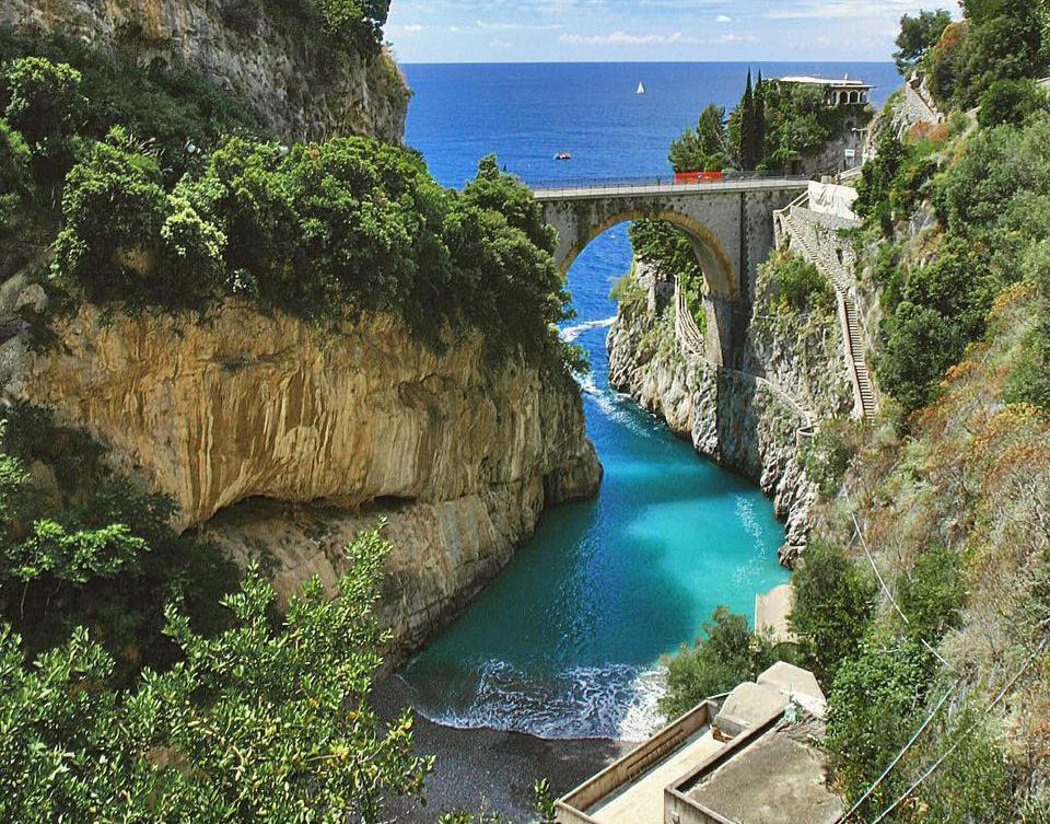 Fiordo di Furore, turista si tuffa da 20 metri: resta grave