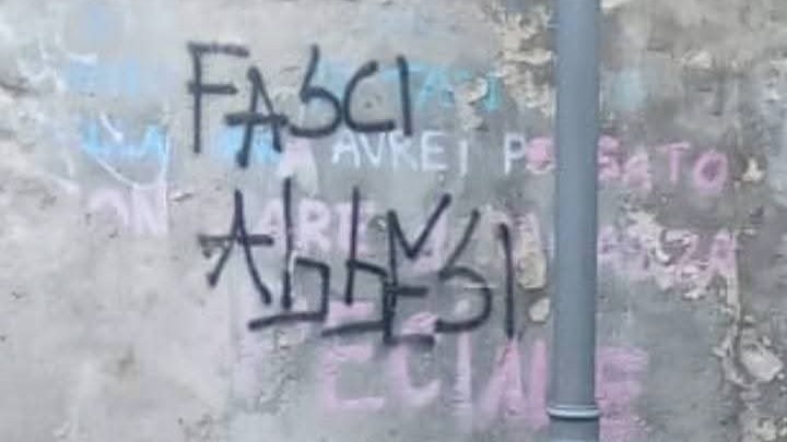 Scritte intimidatorie contro Futuro nazionale a Salerno, il movimento presenta querela
