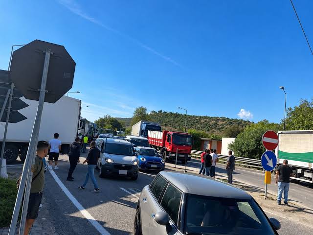 Protesta autotrasportatori in Campania, bloccati gli svincoli A30