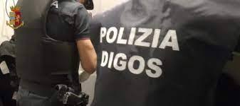 Arrestato universitario 21enne salernitano: in casa armi e manuali per ordigni