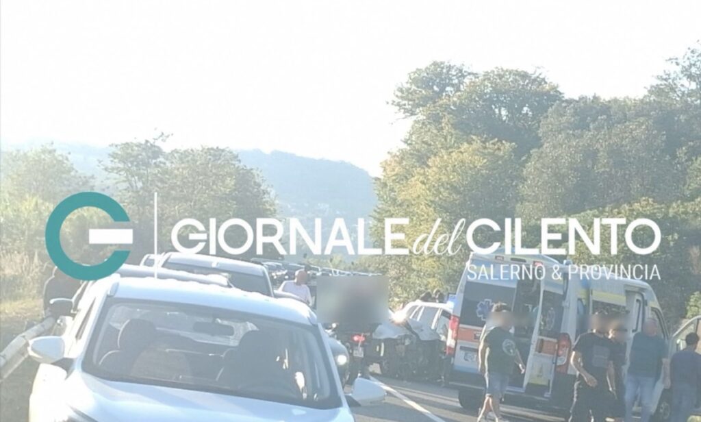 Incidente sulla Cilentana, scontro tra auto all’altezza della diga Alento: feriti