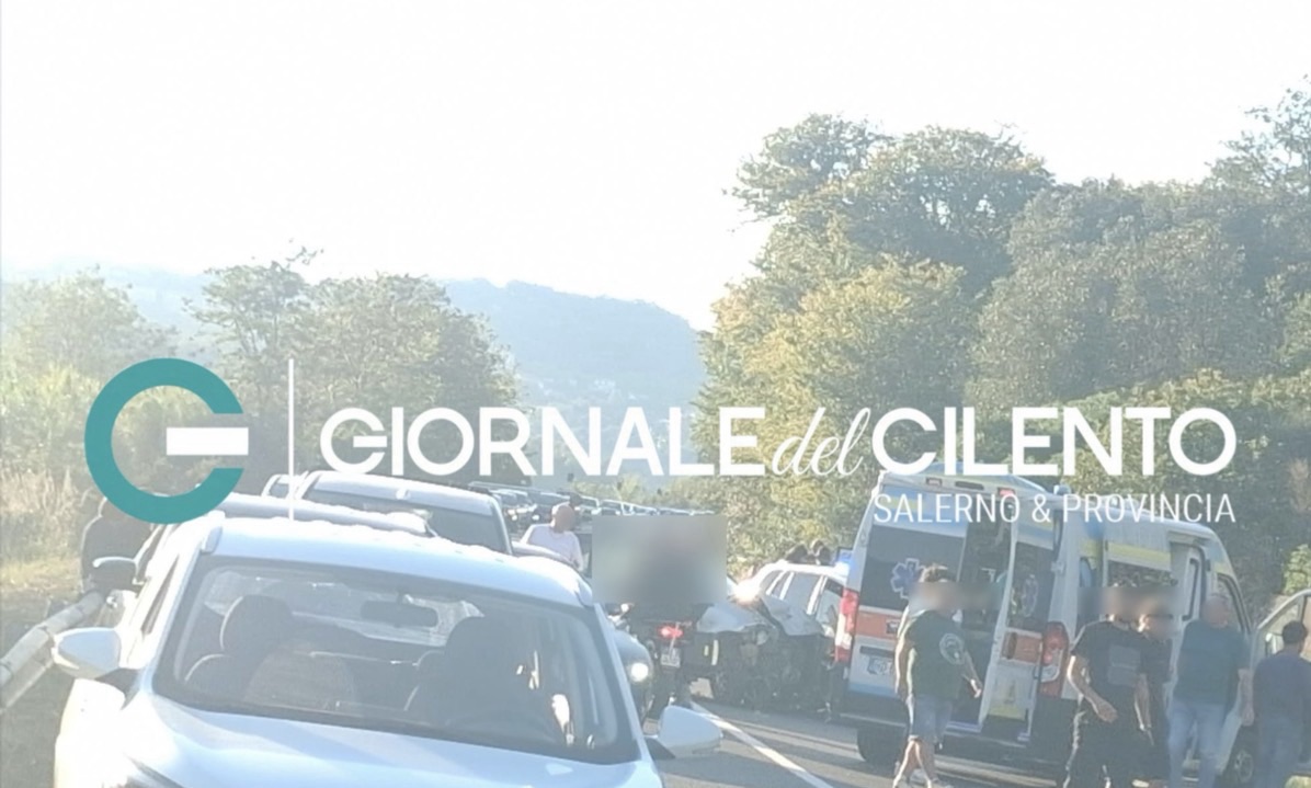 Incidente sulla Cilentana, scontro tra auto all’altezza della diga Alento: feriti