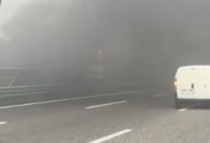 Sicignano, camion precipita da un ponte sull’A2 e prende fuoco: morto il conducente