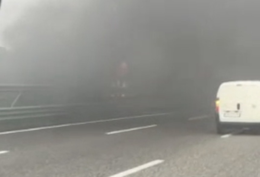 Sicignano, camion precipita da un ponte sull’A2 e prende fuoco: morto il conducente