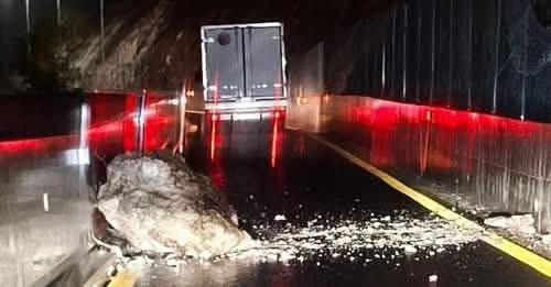 Maratea, masso sul bypass della SS 18: strada chiusa. Resta aperto il tratto sottofrana