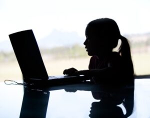 Sarno, contenuti pedopornografici scambiati in chat con un 13enne: 48enne verso il processo