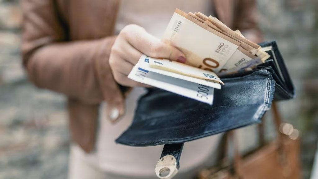 Giffoni, ritrova portafoglio con 2.300 euro e lo restituisce