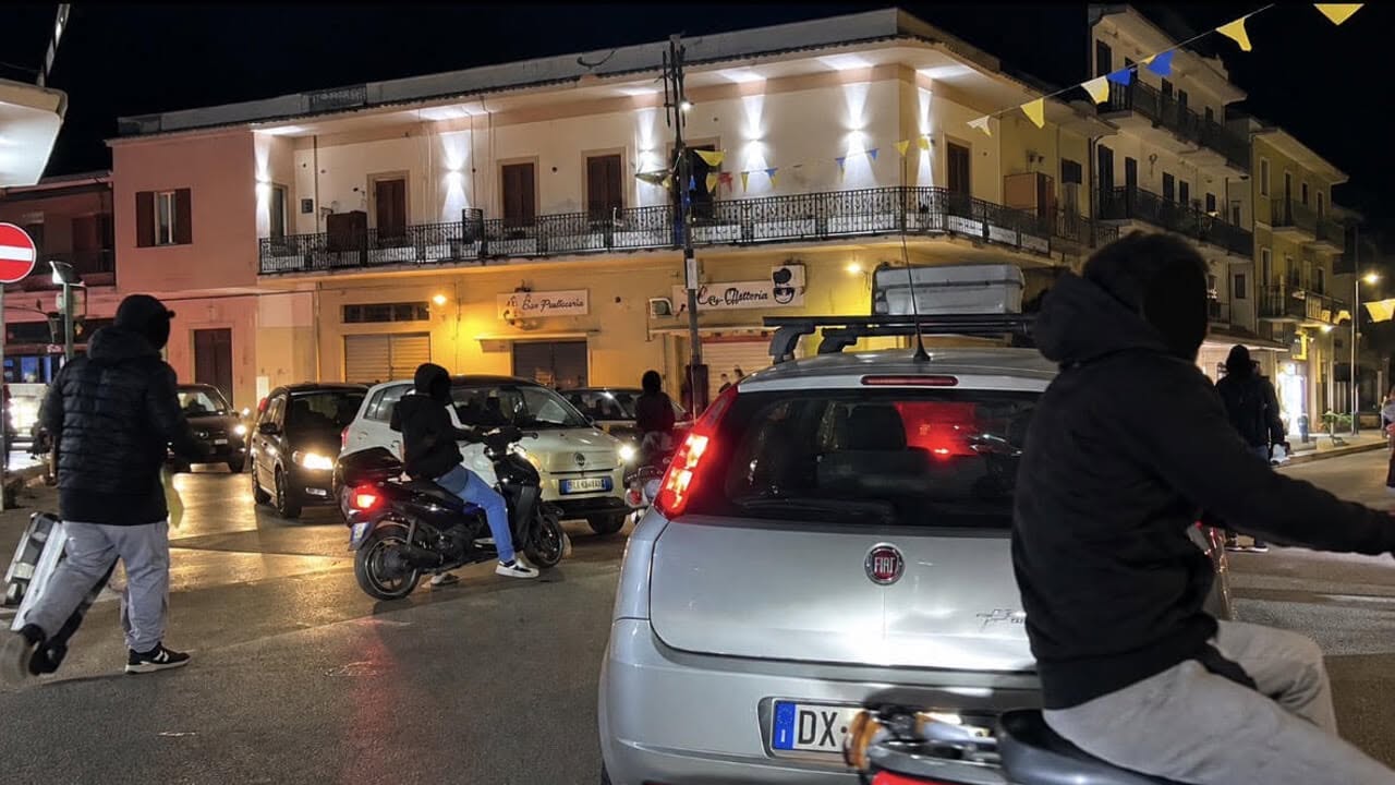 Scafati, ragazzi incappucciati bloccano le auto: il video del sindaco