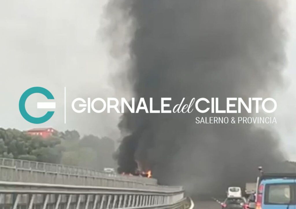 Camion in fiamme sull’A2 a Sicignano degli Alburni