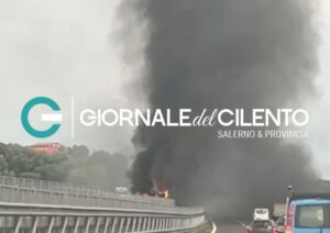 Camion in fiamme sull’A2 a Sicignano degli Alburni