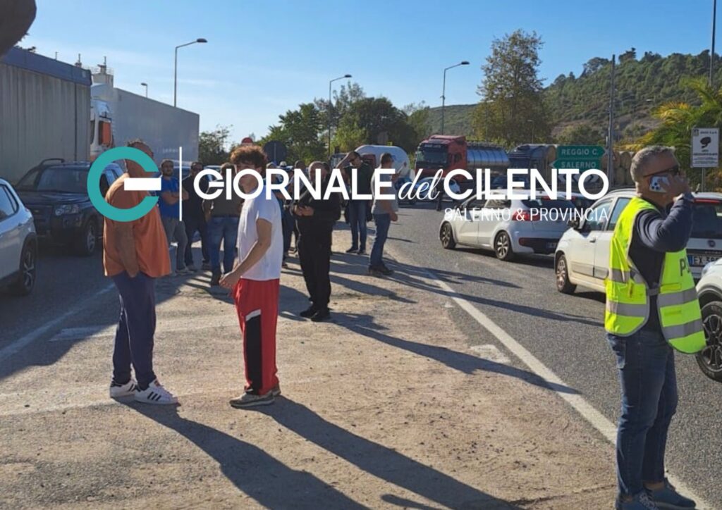 Caro carburante: protesta di autotrasportatori e agricoltori allo svincolo A2 di Eboli