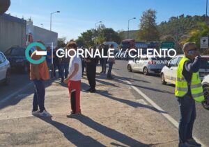 Caro carburante: protesta di autotrasportatori e agricoltori allo svincolo A2 di Eboli