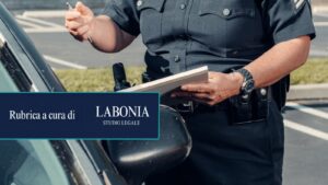 Perché il cittadino deve identificarsi, ma non può pretendere le generalità dell’agente? La spiegazione dell’avvocato Labonia